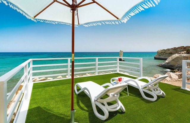 Sea front villa with Jacuzzi, Lido di Noto, Sicily
