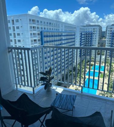 Sea Residences 2BR Pool View Unit for 4-8 pax - Beehive Stay MOA