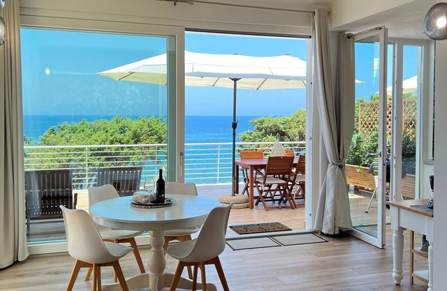 Sea side, panoramic apartment in villa, free WiFi Internet