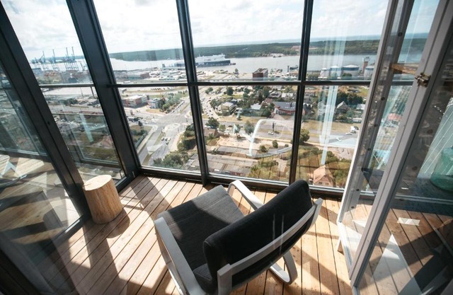 Sea view apartment on 24th floor!