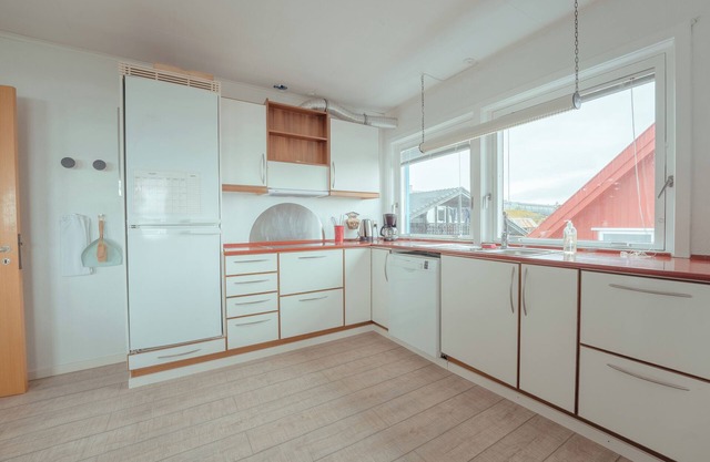 Sea View Apt/Central/Spacious/Free Parking