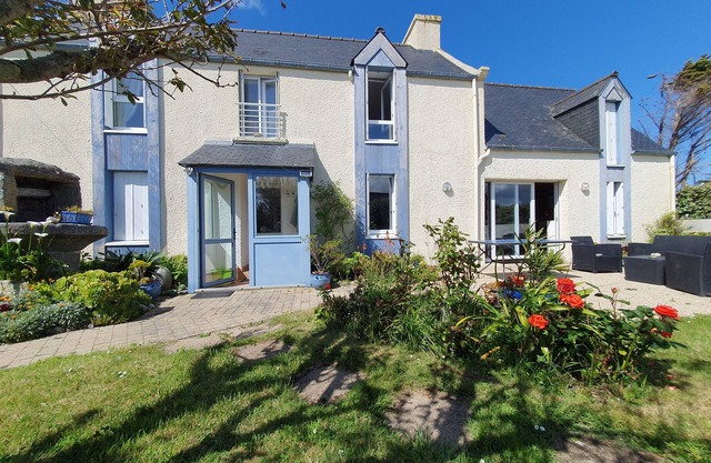 Sea view house for 6, 100m from the beach