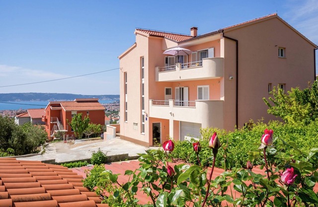 Sea-View Retreat, Kastel