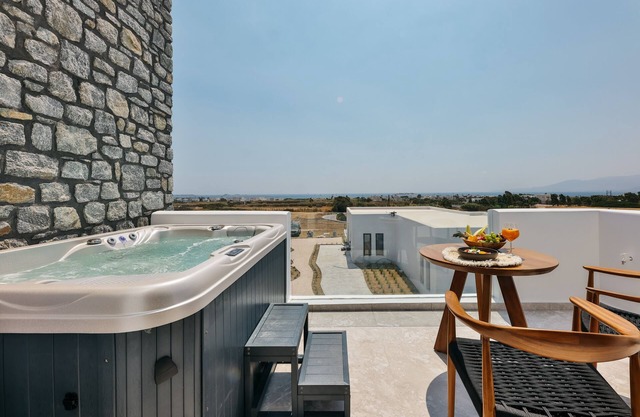 Sea View Suite with Outdoor Jacuzzi - Milestones Naxos Hotel
