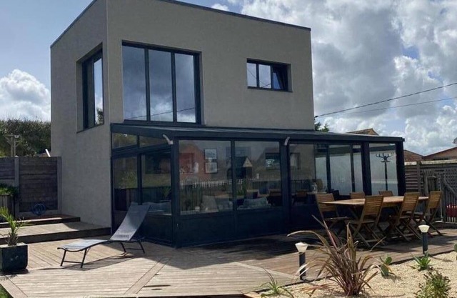 Sea view villa, beach access, parking and internet