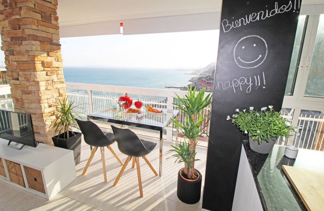 Sea views Big room. Beach 1 minute. Wifi
