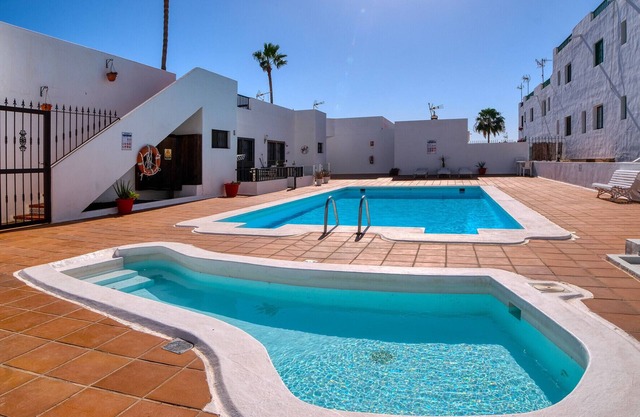 Sea Waves Lanzarote - Large terrace, community pool, WiFi with fiber