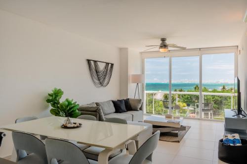 Seacost Beachfront 2BDR with pool by Casa Paraiso