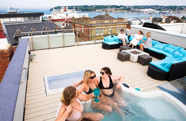 Seafarer's View - 6 bedroom townhouse in Cowes, parking & seaviews.