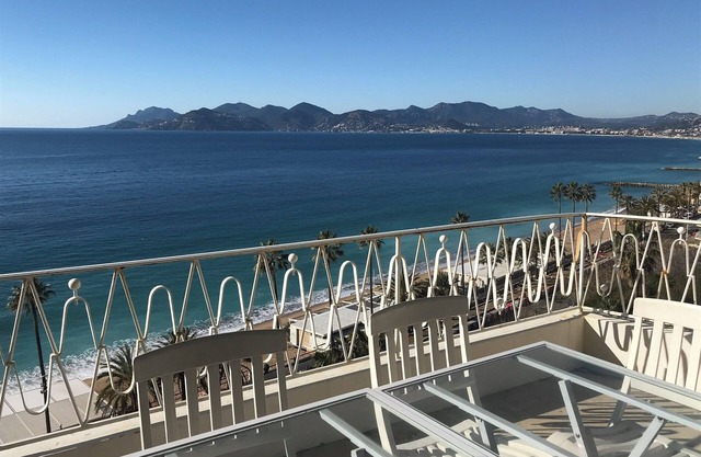 Seafront, panoramic view of Cannes bay, top floor terrace