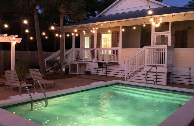 Seagrove "Pukalani" Cottage, Private Pool, 3BR, Sleeps 6, 2 Bikes Included!