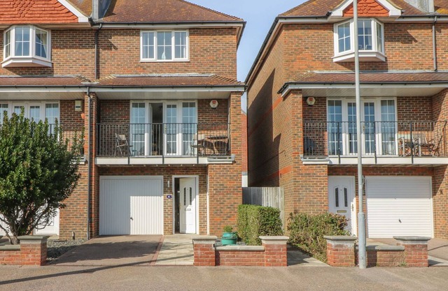 SEASCAPE, family friendly, country holiday cottage in Bexhill-On-Sea