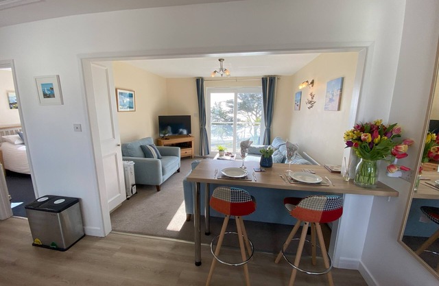 Seaside 1 Bedroom Apartment with Fantastic Sea Views