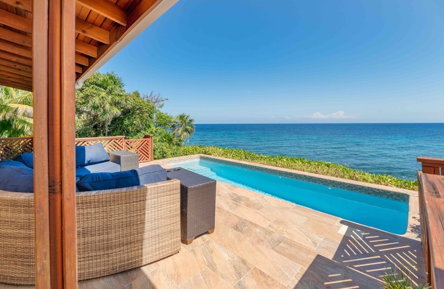 Seaside 3 Bedroom Villa with Pool in First Bight