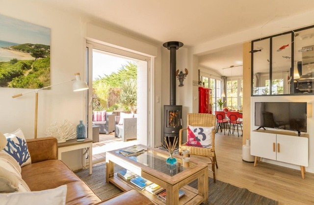 Seaside Charm: Cozy Cottage with Private Garden & Modern Amenities
