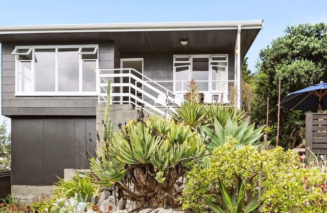 Seaside House - Waikanae Beach Bach
