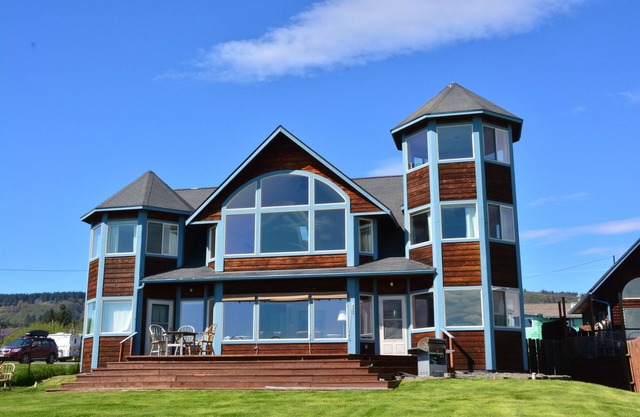 Seaside Lodge on Bishop's Beach with Spectacular views of Kachemak Bay!