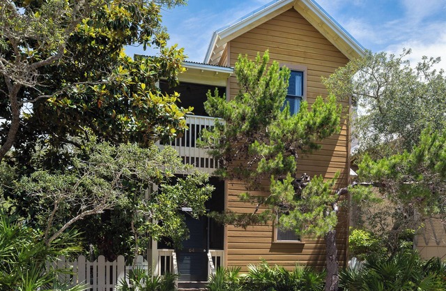 Seaside "Pleasure Principal"| 2 BR | 3 Bath |Sleeps 6| Pet Friendly | Bikes!