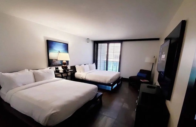Seaside Retreat! 4 Relaxing Rooms | Beachfront | Panoramic View + Free Parking