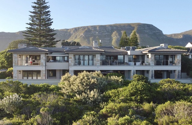 Seaside Retreat In Hermanus On Cliff path. Equipped with solar inverter system