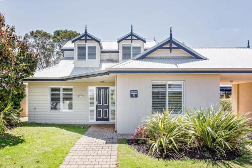 Seaside Serenity Villa - Spacious Dunsborough Stay