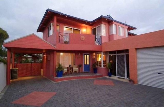 SEASIDE VILLA - FUNKY beachfront villa