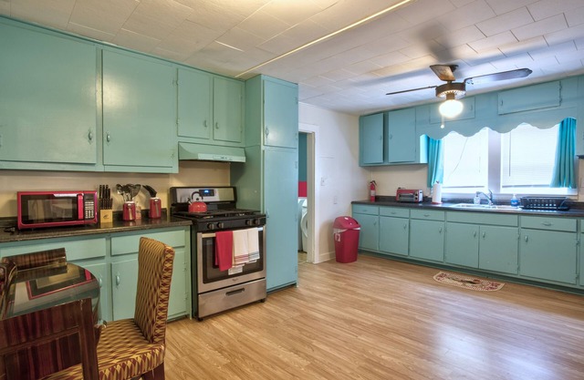 SEASON DISCOUNT - RENOVATED in Lithonia, sleeps 7, plenty parking
