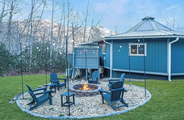 Seasonal Mountain View! Hot Tub, Fire Pit, Wifi, Arcade, Foosball, Dogs OK!