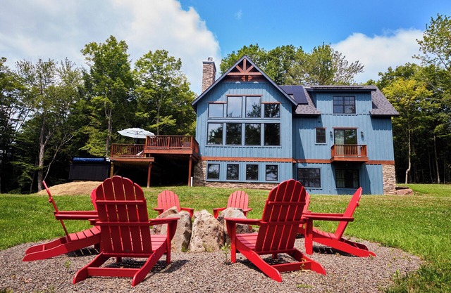 Seasonal Pool Plus Hot Tub & EV Charger 5 mins to Skiing at Windham Mountain
