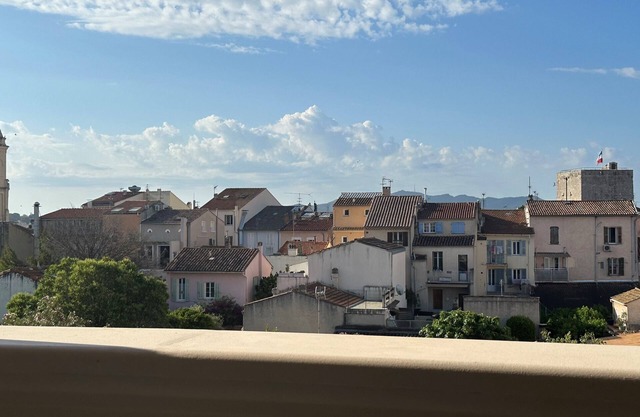 Seasonal rental T3 quiet, secure residence in the heart of the city center