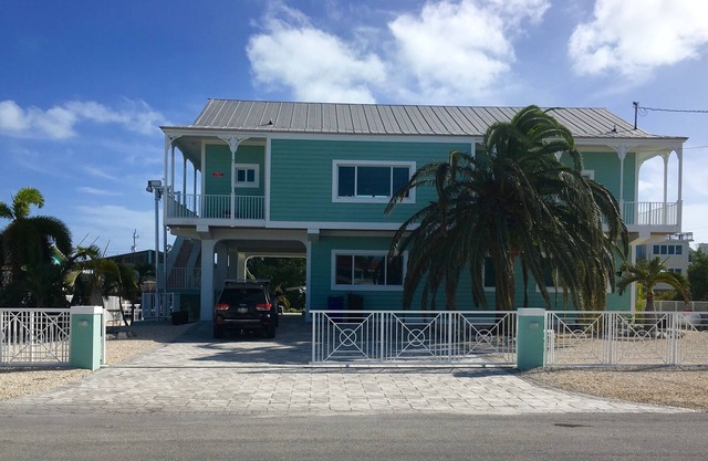 SEASONAL WATERFRONT RENTAL in Venetian Shores, Islamorada, Pool & New Dock
