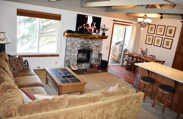 Seasons 4 158 Mountain View close to shuttle, hot spa, game room, Canyon Lodge and bike path