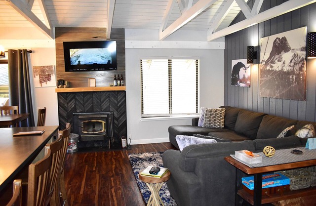 Seasons 4 164 is a newly remodeled corner condo close to Village, Canyon Lodge and Lakes