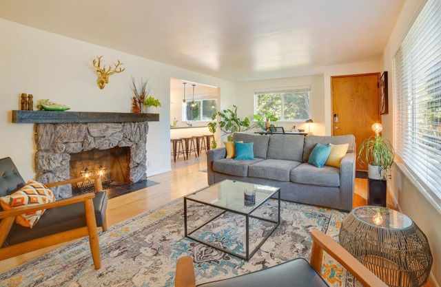 Seattle Vacation Home with Hot Tub 5 Mi to Downtown