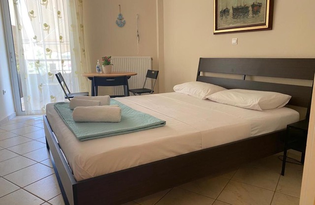 Seaview 2nd flr. apt. next to the beach, wifi,a/c,p/c media.