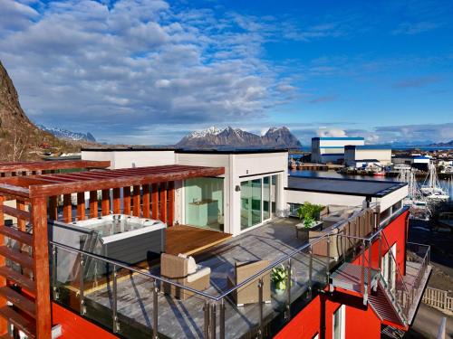 Seaview and private roof top terrace with jacuzzi in Lofoten