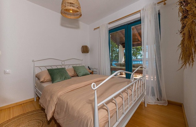 Seaview home with bubble bath