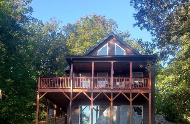 Secluded 3 story 4 br 2 bth on BroadRiver, by Ashville ,TIEC Chimney rock.