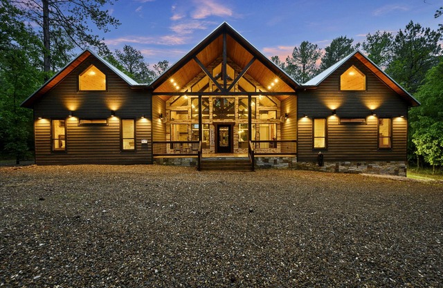 Secluded 6 Bedroom, 7.5 Bath, Pickleball/Basketball Court, Gameroom, on 20 Acres