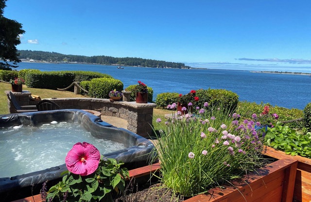 Secluded bayfront home, watch beautiful sunsets over the bay from the hot tub.