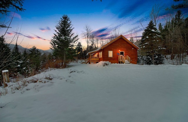 Secluded cabin close to Warren Falls w/porch