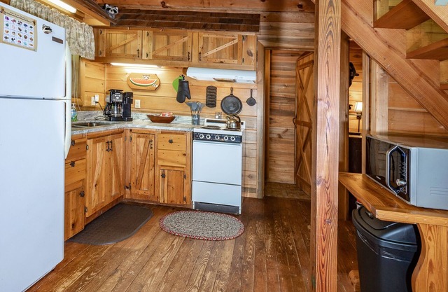 Secluded Cabin w/Fire Pit and Pickleball