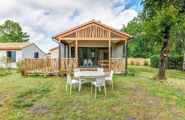 Secluded Chalet in Hourtin with Swimming Pool