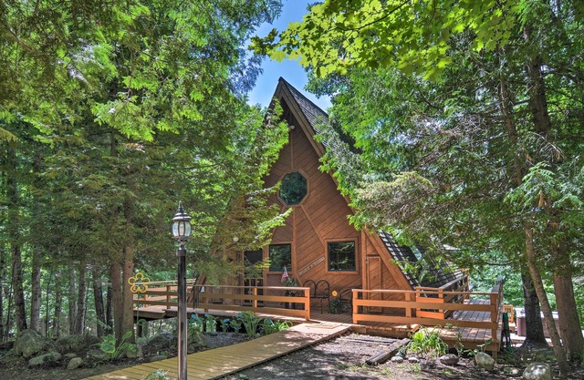 Secluded Chalet w/ Hot Tub & Sauna - Near Golfing!