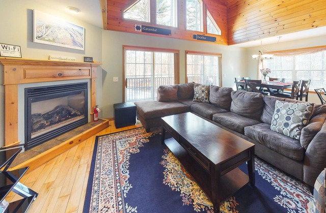 Secluded chalet with upscale interior & jetted tub - near Sunday River Resort