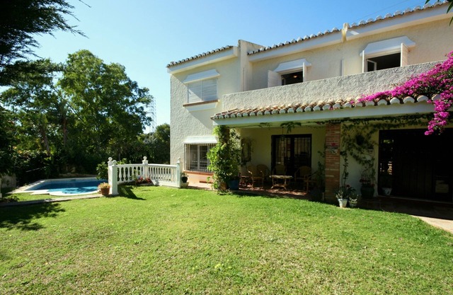 SECLUDED CHARACTER VILLA, CALAHONDA, WALK TO SEA AND RESTAURANTS, QUIET LOCATION