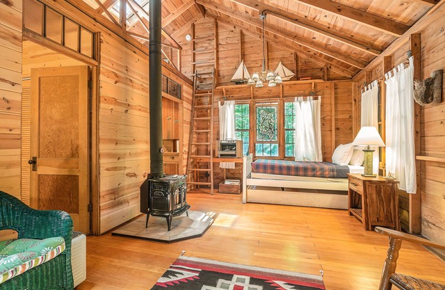 Secluded, dog-friendly cabin with Lake Michigan beach access & grill - near town