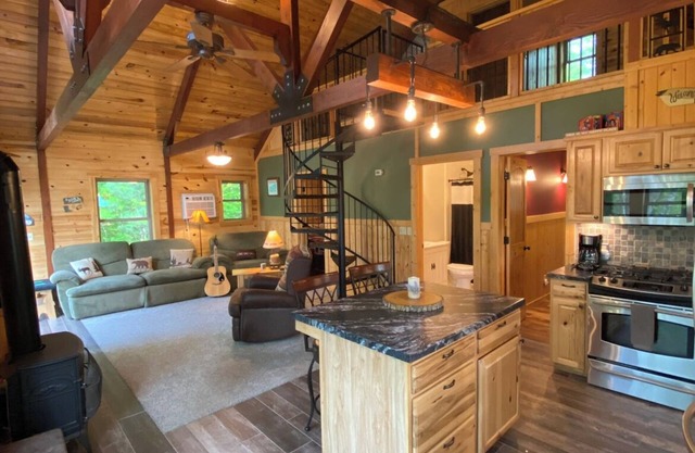 Secluded Hayward Cabin
