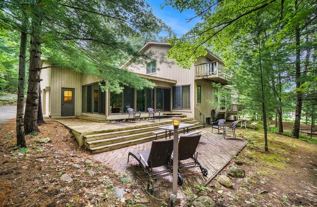 Secluded home with three kitchens, vaulted ceilings, washer/dryer, & patios