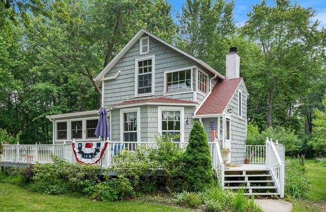 Secluded lakefront cottage with sweeping views, huge deck, washer/dryer, & WiFi